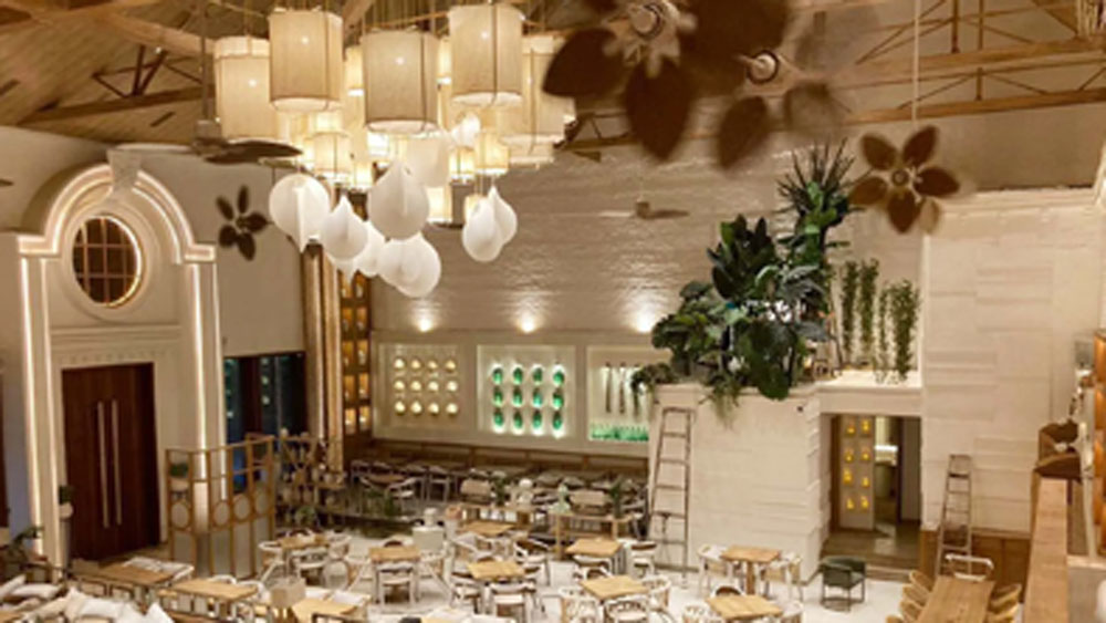 এ ছাড়া মুম্বইয়ের ওরলিতে অত্যাধুনিক এবং বিলাসবহুল একটি রেস্তরাঁও খুলেছেন শিল্পা এবং রাজ। তাক লাগিয়ে দেবে তার অন্দরসজ্জাও। বিশেষ করে নজর কাড়বে রেস্তরাঁর আলোকসজ্জা। ৮ হাজার বর্গফুটের এই রেস্তরাঁর নাম রাখা হয়েছে ‘ব্যাস্টিয়ান’।