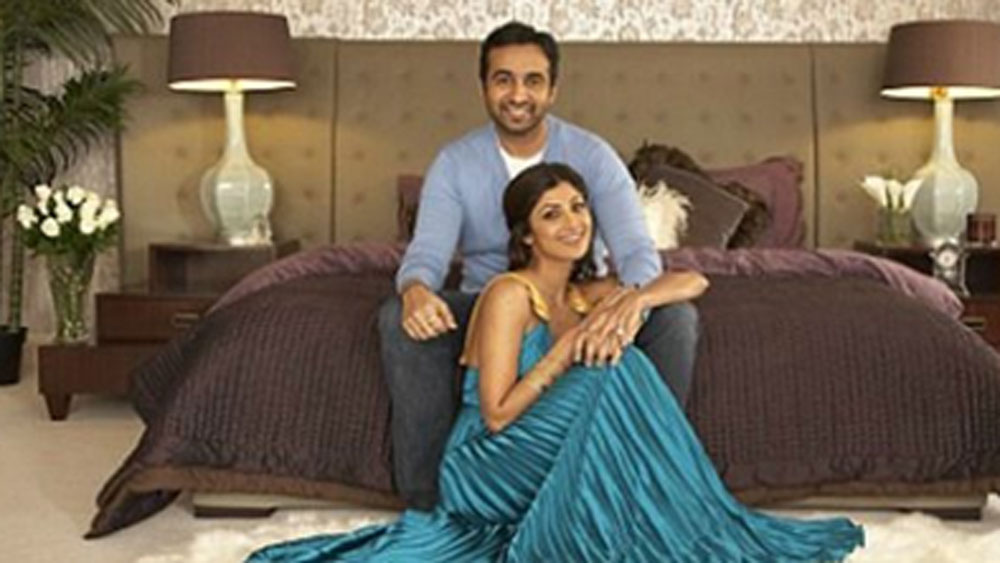 শিল্পা-রাজের বেডরুম। আকারে অনেকটাই বড়। তিব্বতি দরজা লাগানো হয়েছে এই ঘরে। অন্দরসজ্জায় এটি আলাদা মাত্রা যোগ করেছে। ঘুমে যাতে কোনও ব্যাঘাত না ঘটে, তাই সাদা পর্দা লাগানো রয়েছে। সকাল সকাল সূর্যের আলোয় ঘুম ভাঙার জন্য রয়েছে দেওয়াল জুড়ে কাচের জানলা।