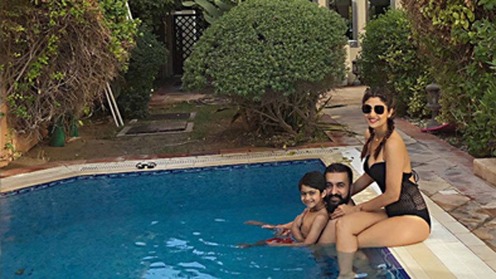 শিল্পা সমাজমাধ্যমে খুব সক্রিয়। প্রচুর ভিডিয়োয় তাঁকে বাড়ির এই সুইমিং পুলের সামনে শ্যুট করতে দেখা যায়।