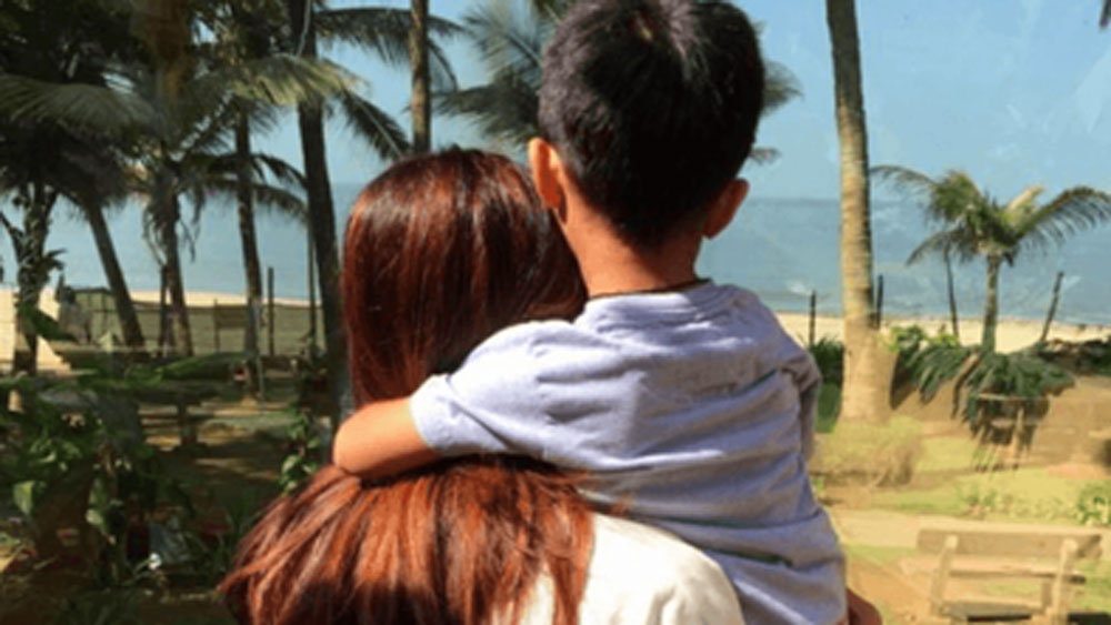 সমু্দ্রের একেবারে তীরে রয়েছে তঁদের স্বপ্নের বাড়ি। বাড়ির বাইরে এবং ভিতর— সব জায়গা থেকেই প্রাকৃতিক সৌন্দর্যকে উপভোগ করা যায়। সে কারণে পুরো বাড়িতেই বড় বড় কাচের জানলা রেখেছেন শিল্পা।