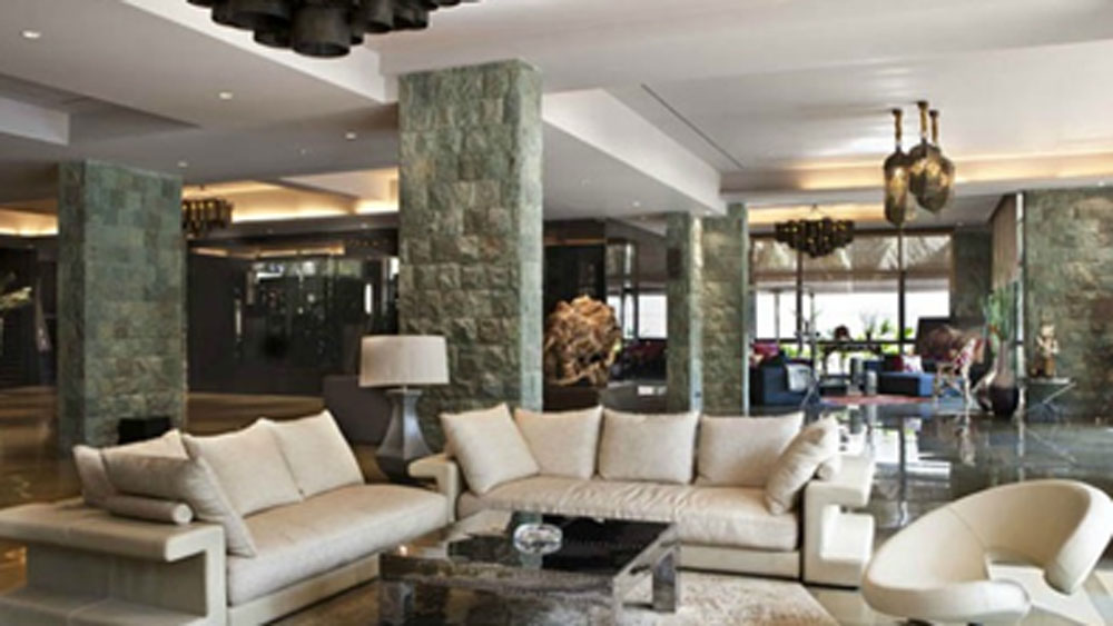 আরামদায়ক সোফা আর ছোট একটা টেবিল। এই ঘরেই পরিবারের সকলে একসঙ্গে বসে টিভি দেখেন। আড্ডা মারেন। তাই এর নাম ‘ফ্যামিলি রুম’।