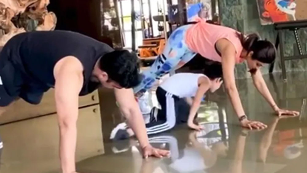 শিল্পা প্রতিদিন নিয়ম করে শরীরচর্চা করেন। অনেক সময় বাড়ির বাগানে তিনি শরীরচর্চা করেন। তবে শরীরচর্চার জন্য একটি বিশেষ ঘর বরাদ্দ করেছেন রাজ এবং শিল্পা। খোলামেলা সেই ঘরে জিমের যাবতীয় আধুনিক সরঞ্জাম রয়েছে।