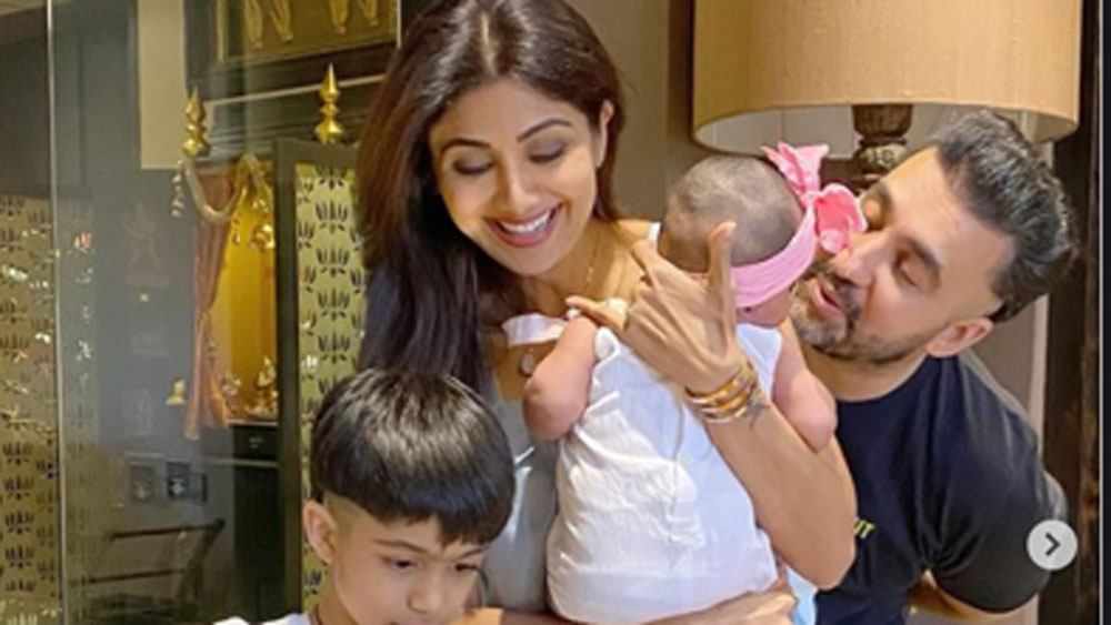 শিল্পা এবং রাজের মেয়ে সামিসার জন্য সম্প্রতি আলাদা ঘর তৈরি করা হয়েছে। ছোট এই মানুষটির কথা মাথায় রেখে সম্পূর্ণ আলাদা ভাবে সাজানো হয়েছে ঘরটি। ঘর জুড়ে রয়েছে হালকা গোলাপি রঙের ছোঁয়া।