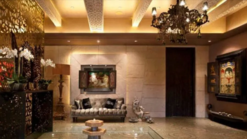 কাচের দরজা দিয়ে বৈঠকখানা এবং খাবার ঘর আলাদা করেছেন তিনি।  বড় কাঠের টেবিলের সঙ্গে মানানসই চামড়ার আসন লাগানো চেয়ারও রয়েছে।