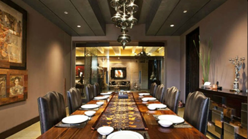 খাবার ঘরে রয়েছে বড় মাপের একটি কাঠের টেবিল। গোটা পরিবার যাতে একসঙ্গে বসে খেতে পারে, সে কথা মাথায় রেখেই এই টেবিলটি পছন্দ করেছেন শিল্পা।