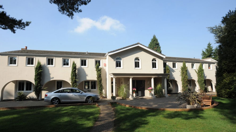 বাড়ির অন্দরসজ্জার পুরোটাই শিল্পা নিজের হাতে করেছেন। দেশ-বিদেশ থেকে পছন্দমতো এক একটা ঘরসজ্জার জিনিস এনেছেন নিজে পছন্দ করে।