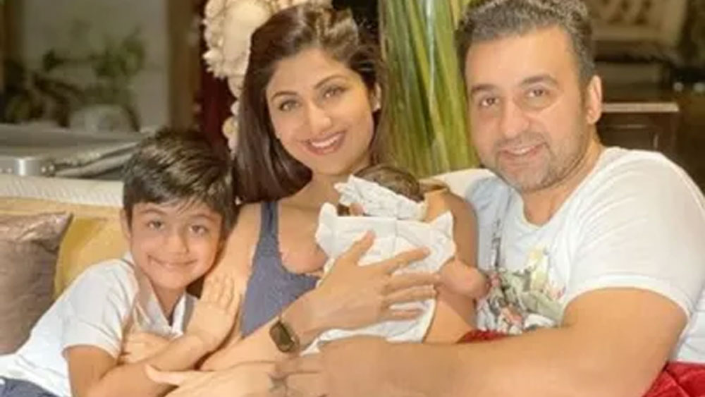 আরব সাগরের পাড়ে হওয়ার কারণে বাড়ির নাম রাখা হয়েছে ‘কিনারা’। বাড়ির বাইরেটা যতটা সুন্দর, ভিতরটাও তাকে পাল্লা দিতে প্রস্তুত। শিল্পা শেট্টি এবং রাজ কুন্দ্রার স্বপ্নের বাড়ির অন্দরসজ্জা দেখলে চমকে যাবেন।