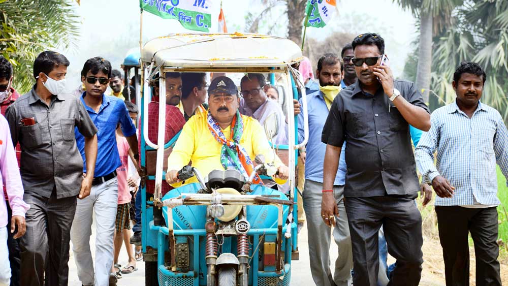 লাভপুরে টোটোয় চড়ে প্রচারে তৃণমূল প্রার্থী অভিজিৎ সিংহ। নিজস্ব চিত্র।