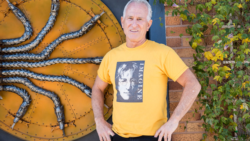 হ্যারি পটারের কথা মাথায় রেখেই রাস্তার পাশে একটি বাড়ির দরজায় ওই কারুকার্য করেছেন শিল্পী স্টিভ পেনেট্টি।