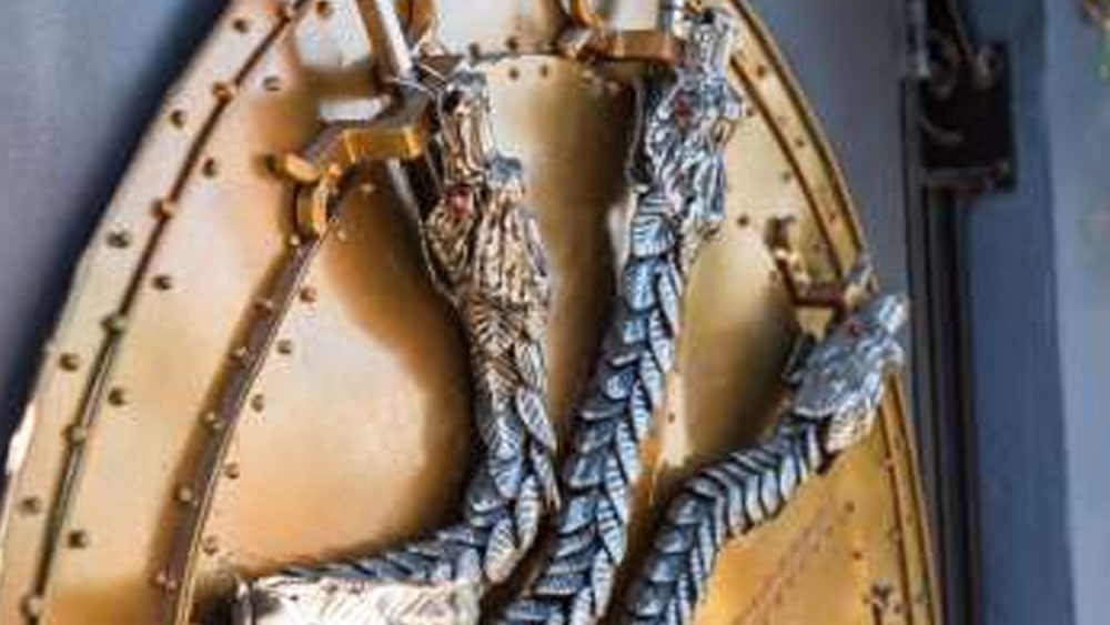 কারণ এটি শুধুই পর্দার ‘চেম্বার অব সিক্রেটস’-এর প্রতিবিম্ব। সান ফ্রান্সিসকোর লমবার্ড স্ট্রিটের রাস্তায় হাঁটার সময় যেটি চোখে পড়বে তা আসলে দু’টি আবাসনের দরজার কারুকার্য।