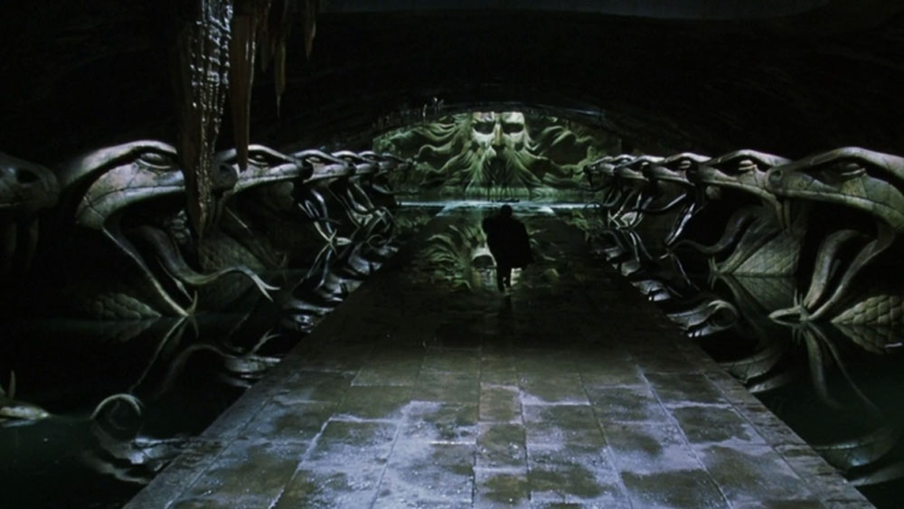 তবে পর্দার সঙ্গে বাস্তবের এই গোপন ঘরের পার্থক্য একটাই। হ্যারি পটার ছবির সেই গোপন ঘরের দরজা খুলে ভিতরে প্রবেশ করা গেলেও বাস্তবের ‘গোপন ঘর’ কিন্তু রয়েছে ব্যক্তিগত মালিকানায়। আর তাই সেখানে ঢুকতে প্রয়োজন মালিকের অনুমতির।