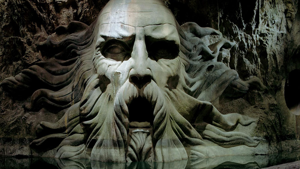 সকলের অগোচরে সালাজার স্লিদারিন নামে এক ব্যক্তি ওই গোপন ঘর তৈরি করেছিলেন। সেই ঘরে আটকে রেখেছিলেন ব্যাসিলিক্স নামে এক সাপকে।