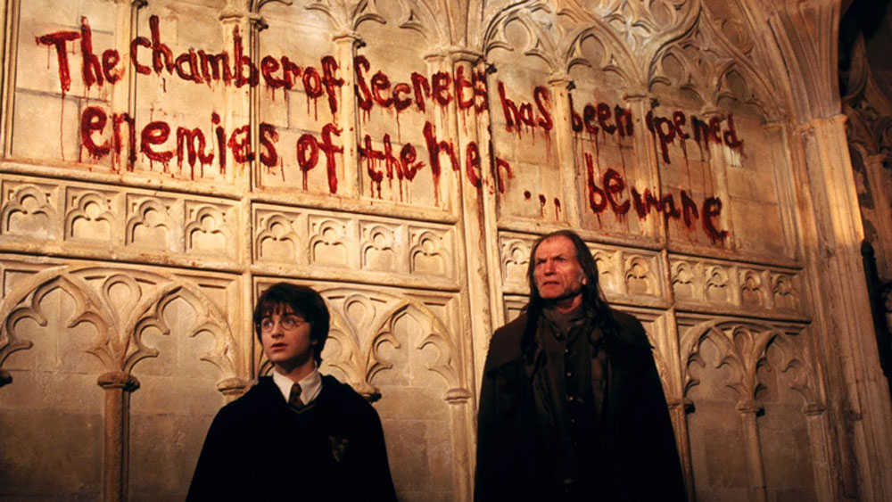 ‘হ্যারি পটার অ্যন্ড চেম্বার অব সিক্রেটস’। হ্যারি পটার সিরিজের যতগুলো ছবি রয়েছে তার মধ্যে অন্যতম এটি। যার পুরো চিত্রনাট্য জুড়েই রয়েছে টানটান রোমাঞ্চ।