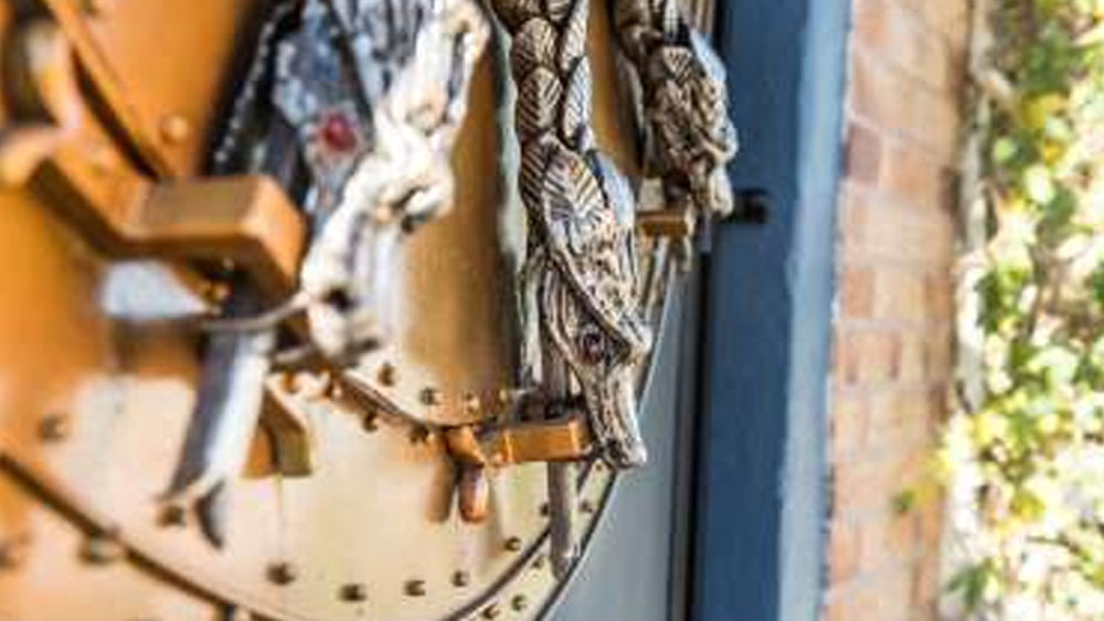 এ বার হ্যারি পটার গল্পের সেই গোপন ঘরের খোঁজ মিলল বাস্তবেও। সান ফ্রান্সিসকোয় রাস্তায় হাঁটতে হাঁটতে চোখ পড়ে যেতে পারে এই গোপন ঘরের সেই দরজায়।