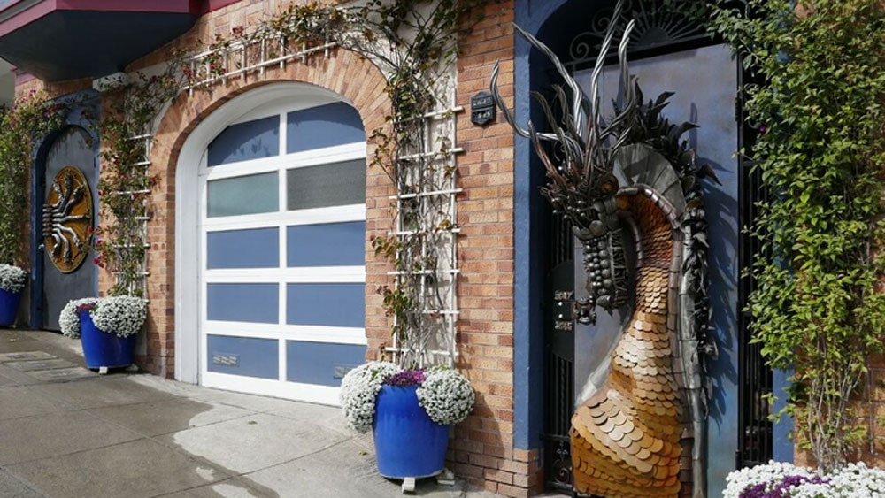 ওই গোপন ঘরের দরজায় সাপের নকশা করা। পাশাপাশি দু’টি দরজা রয়েছে। যার একটিতে ৭টি সাপের নকশা করা রয়েছে।