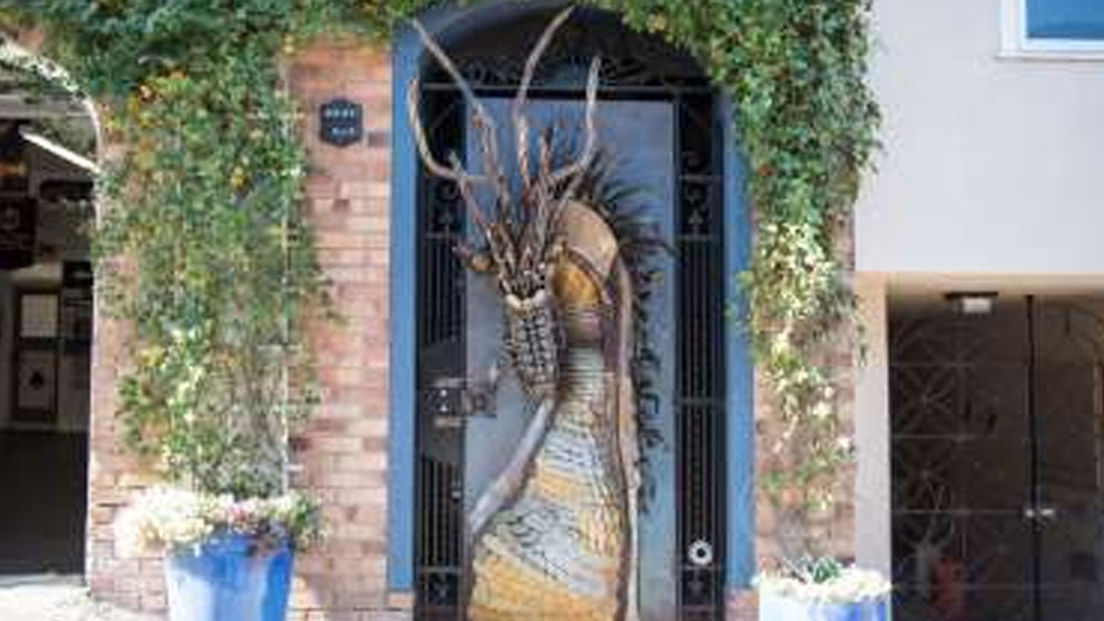 অন্যটিতে পাহারায় রয়েছে স্বয়ং ব্যাসিলিক্স। দরজা জুড়ে লাগানো রয়েছে বিশালাকার ওই সাপের মূ্র্তি।