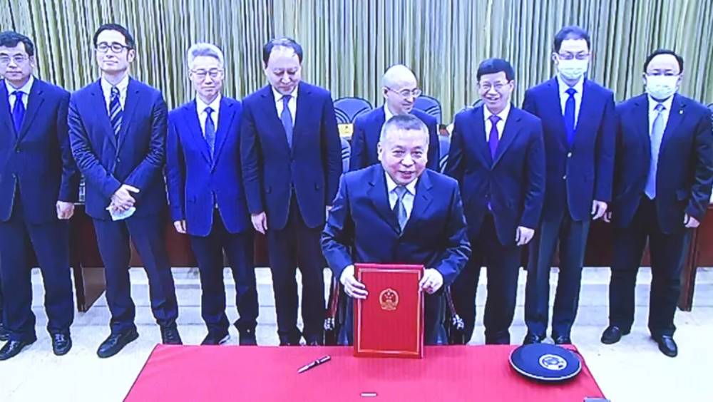 ‘মউ’ স্বাক্ষরের পর চিনা মহাকাশ গবেষণা সংস্থার অধিকর্তা ঝাঙ কেজিয়ান (সামনে)। মঙ্গলবার, বেজিংয়ে। ছবি সৌজন্যে- সিএনএসএ।