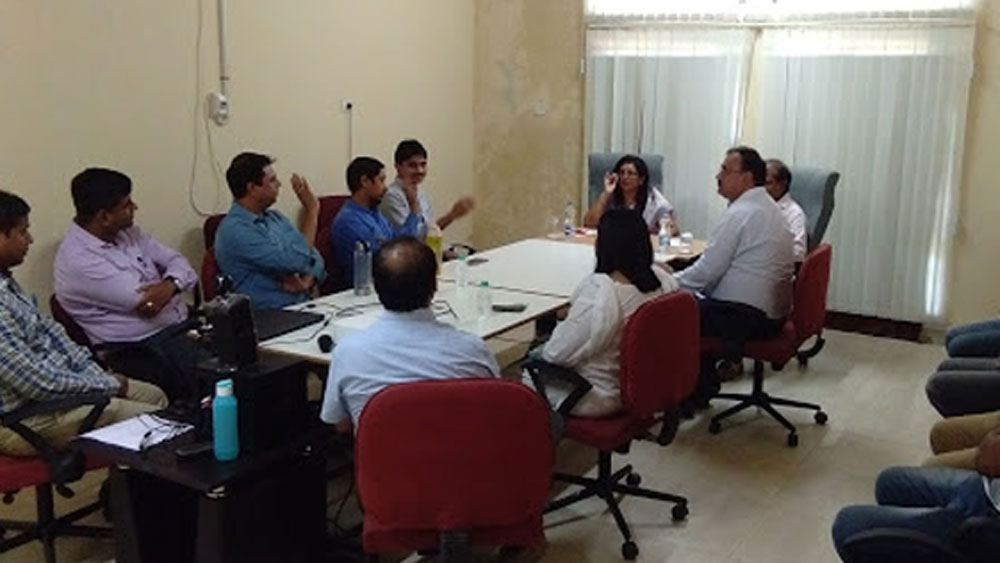 সময়ের অনেক আগে সিলেবাস শেষ করে বরং খোশমেজাজে ঘুরে বেড়াতেন। ১৯৯১ সালের তাঁর ইউপিএসসি পরীক্ষার ফল জেনে তাই চমকে যান প্রতিবেশীরা। আইএএস হয়ে গিয়েছেন সেই ফাঁকিবাজ অঞ্জু!