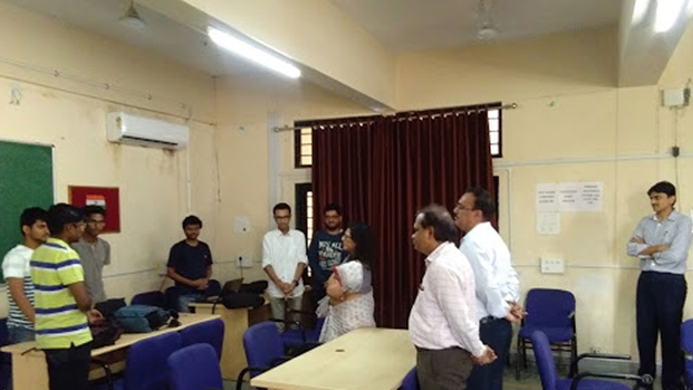 এমবিএ করার পর ইউপিএসসি-র জন্য প্রস্তুতি নিতে শুরু করেন তিনি। তবে কখনও বইয়ে মুখ গুঁজে পড়ে থাকতেন না তিনি।