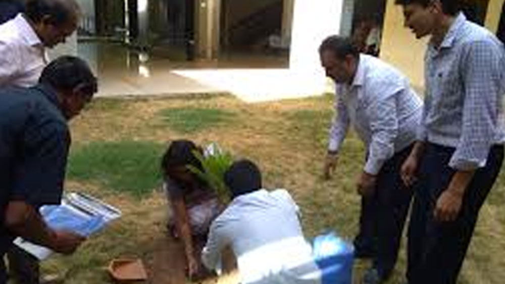 এই সূত্রেই ফাঁকিবাজ অঞ্জু হয়ে দ্বাদশের পরীক্ষায় ভাল ফল করেন। এই সূত্রেই রাজস্থান বিশ্বিদ্যালয় থেকে বিজ্ঞানে স্নাতক (বিএসসি) হন তিনি। তারপর এমবিএ করেন। বিএসসি  এবং এমবিএ— দু’টি পরীক্ষাতেই স্বর্ণপদক পান।