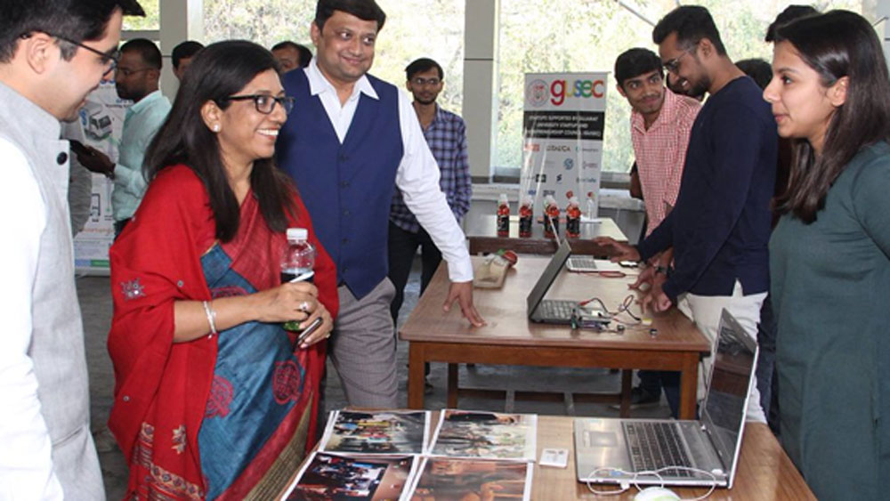 তবে মা-বাবা অঞ্জুকে এতটুকু বকেননি। তাঁর উপর চাপ সৃষ্টি করার চেয়ে তাঁকে সান্তনা দিয়ে বোর্ডের পরীক্ষার আরও ভাল প্রস্তুতি নিতে মনোবল বাড়িয়ে দেন।