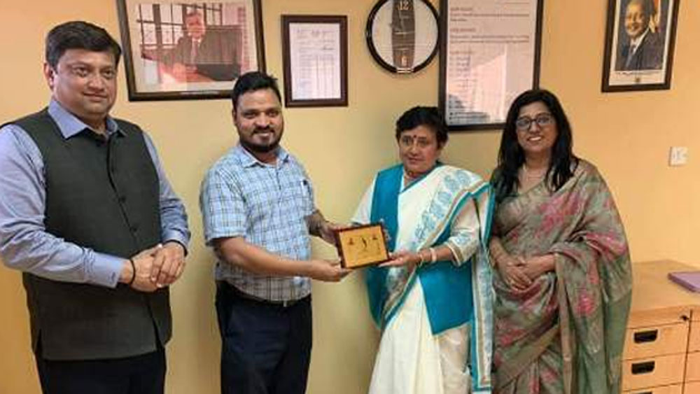 আত্মীয়েরা অনেকেই দু-চার কথা শুনিয়ে দেন তাঁকে। প্রতিবেশীরাও ব্যঙ্গ করতে থাকেন। বাড়ির বাইরে পা রাখাই বন্ধ হয়ে গিয়েছিল তাঁর।