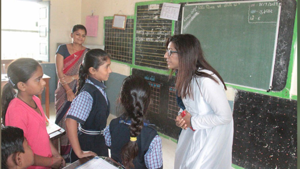 রাজস্থানের জয়পুরে জন্ম তাঁর। পড়াশোনা তিনি ভালবাসতেন। কিন্তু কখনও খুব বেশি ক্ষণ পড়তে পারতেন না। মূলত পরীক্ষার আগের দিনই সিলেবাস শেষ করতে উঠেপড়ে নামতেন।