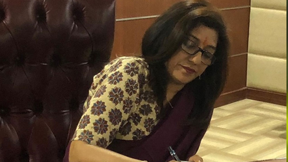 প্রথম চেষ্টাতেই আইএএস হয়ে ওঠেন ২২ বছরের ওই মেয়ে। সারা দিন পাড়ায় ঘুরে বেড়ানোর জন্য এক সময় বদনাম ছিল। আইএএস হয়ে পাড়া-প্রতিবেশীদের তাক লাগিয়ে দেন তিনিই।