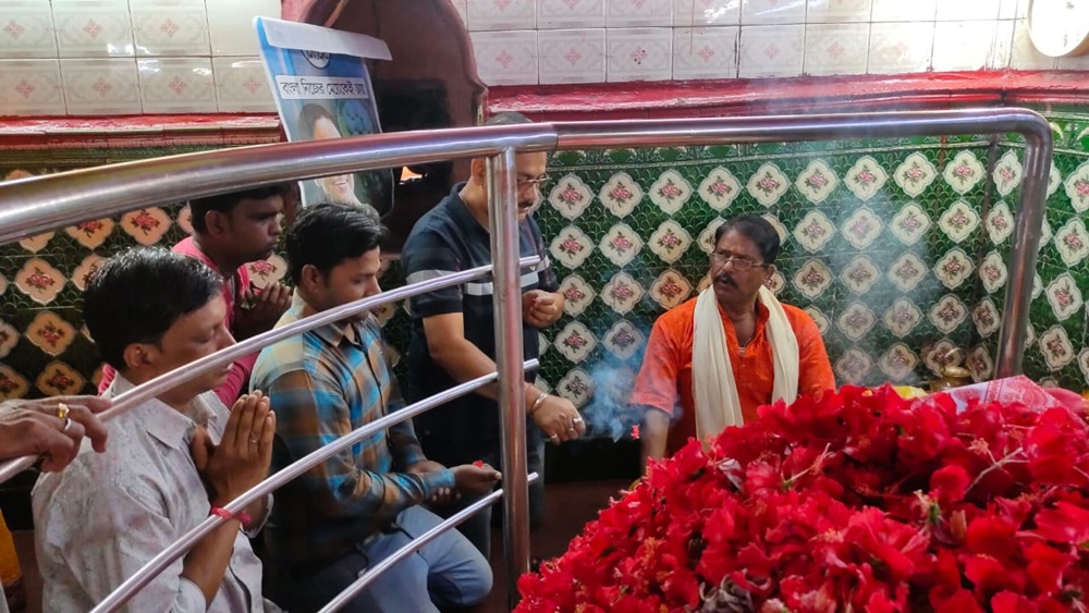 মমতার আরোগ্য কামনায় কল্যাণেশ্বরী মন্দির দেওয়া হচ্ছে পুজো।