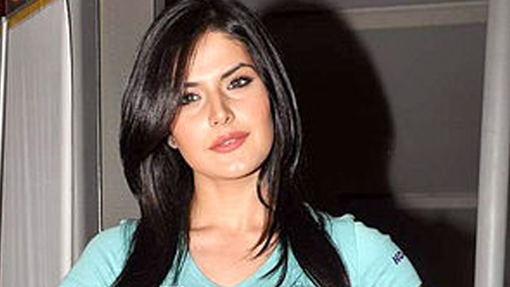 ক্যাটরিনার সঙ্গে প্রথম দিন থেকে তুলনা হওয়ার ফলেই তাঁর কেরিয়ার এগোয়নি বলে অভিযোগ জারিনের। 