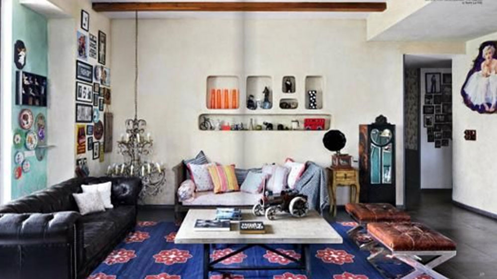 জানলা, দরজা, আসবাব রঙিন হলেও দেওয়ালে খুব বেশি রং নেই। বাড়ির বেশির ভাগ দেওয়ালও হয় সাদা নয়তো হালকা ধূসর রঙের।