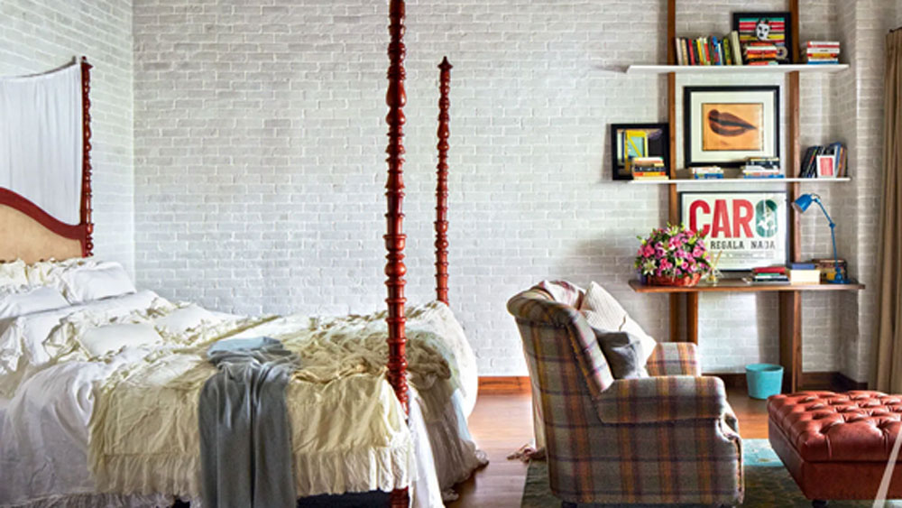 বাড়ির দেওয়াল জুড়ে রয়েছে প্রচুর ছবি। কারুকার্য আর নানা ধরনের আলো লাগানো রয়েছে বাড়ি জুড়ে। পাশাপাশি বাড়ির ভিতরের পরিবেশ খোলামেলা করার জন্য বড় বড় জানলা তো রয়েইছে।