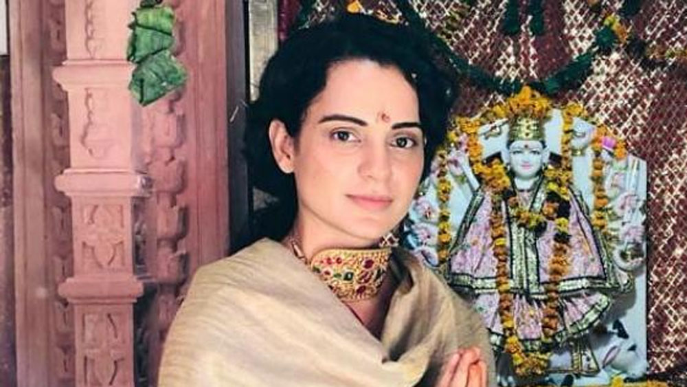 বৈঠকখানার একপাশে রয়েছে ছোট মন্দির। মন্দিরের অন্দরসজ্জা নিজে হাতে করেছেন কঙ্গনা। ঠিক দেশের উত্তর অংশের পাহাড়ি গ্রামে যে ধরনের মন্দির দেখা যায় তার অনুকরণেই বানিয়েছেন কঙ্গনা।