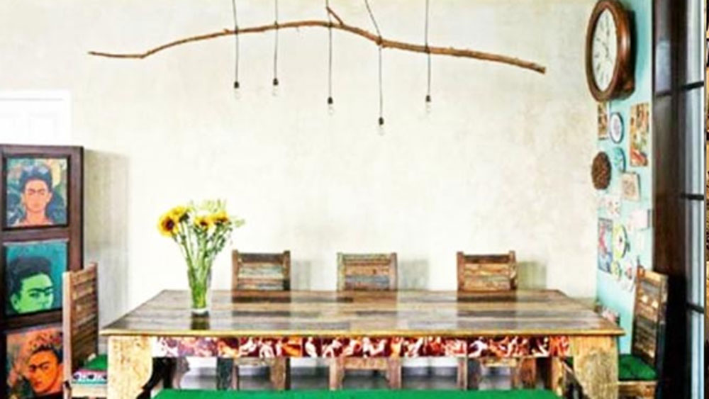 পাহাড়ি ওই প্রদেশের বিভিন্ন বাড়িতে যে ধরনের আসবাব থাকে, কঙ্গনার বাড়িতেও সেগুলোই রয়েছে। তাঁর বাড়ি অত্যন্ত রঙিন। বাড়ির জানলা, দরজা থেকে আলমারি, টেবিল সবেতেই রয়েছে রঙের ছোঁয়া।