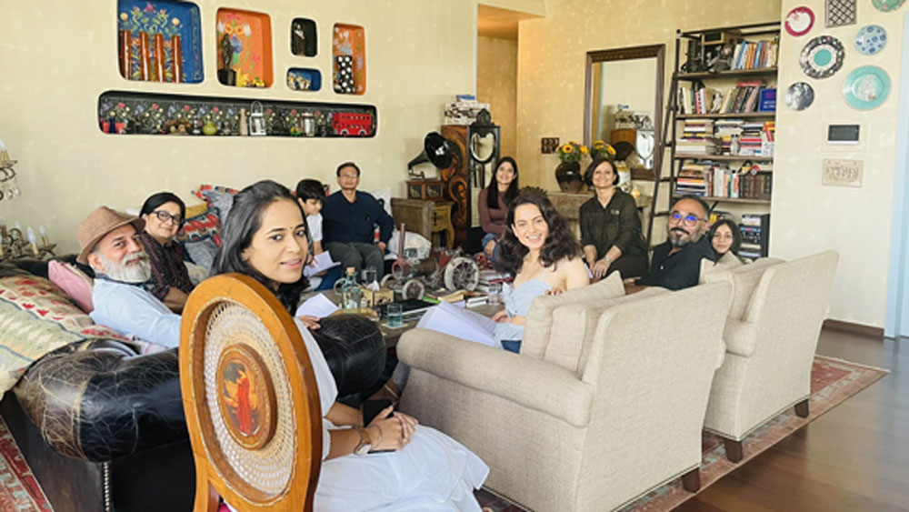 পরে সেই বাড়িরই ভোল বদলে ফেলেন কঙ্গনা। ডিজাইনার রিচা বহেলের তত্ত্বাবধানে যেন এক চিলতে হিমাচল প্রদেশ হয়ে উঠেছে তাঁর বাড়ি।