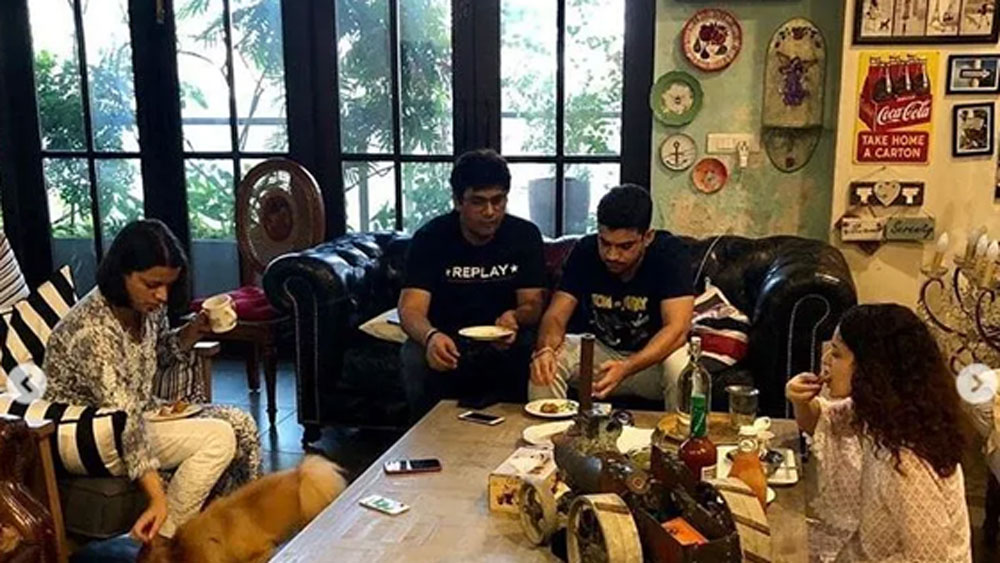 কিন্তু কিছু দিন পর কঙ্গনার একঘেয়ে লাগতে শুরু করে। বিলাসবহুল সেই বাড়ি দেখতে ছিল হোটেলের মতো। সেখানে থেকে কঙ্গনার মন খারাপ করত তাঁর ছোটবেলার বাড়ির জন্য।