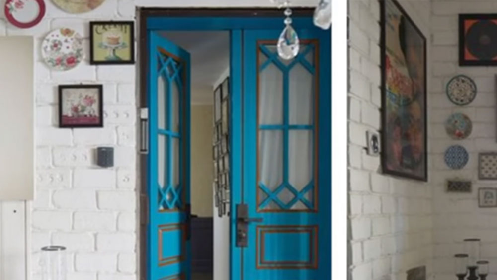 বাড়ির প্রবেশদ্বার উজ্জ্বল নীল রঙের। হিমাচল প্রদেশের প্রায় প্রতিটি বাড়িতেই নীল, লাল, সবুজ, হলুদ এ রকম রংবেরঙের দরজা লাগানো হয়।