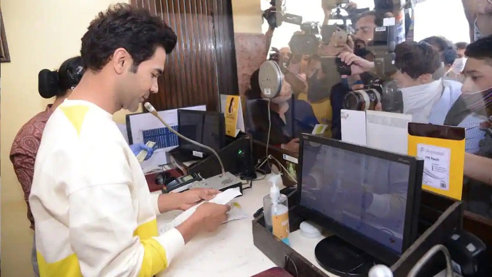 টিকিট বিক্রি করছেন রাজকুমার।