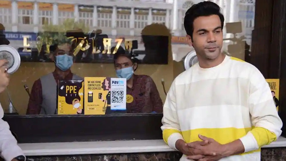 প্রেক্ষাগৃহের সামনে ছবি তুলছেন ‘রুহি’-র নায়ক।