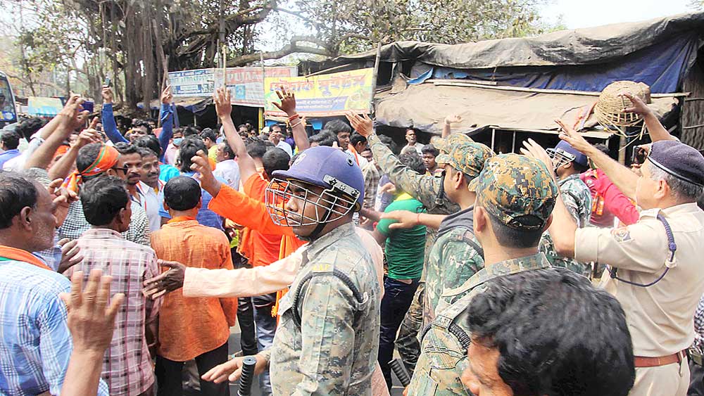  মানস ভুঁইয়া বেরিয়ে যাওয়ার সময়ে বিজেপি কর্মী-সমর্থকদের বিক্ষোভ। 