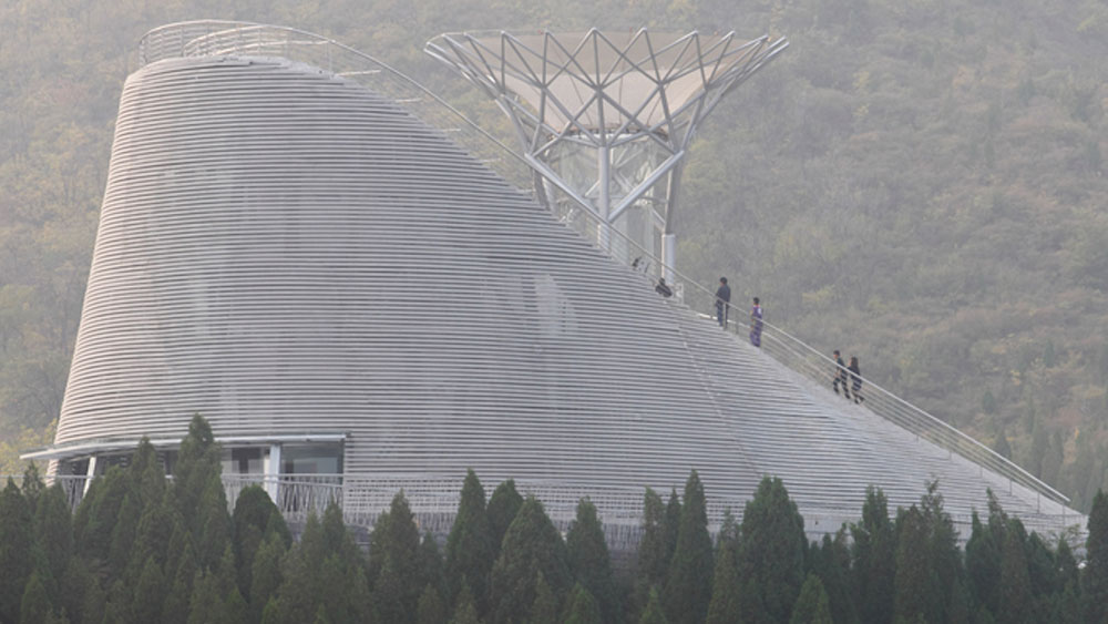 সবচেয়ে মজার বিষয় হল শুধু কুংফু মাস্টারই নন, চাইলে পর্যটকেরাও উড়তে পারবেন এই মঠে। কখনও কখনও দর্শকদের জন্যও এই প্রকোষ্ঠ খুলে দেওয়া হয়।