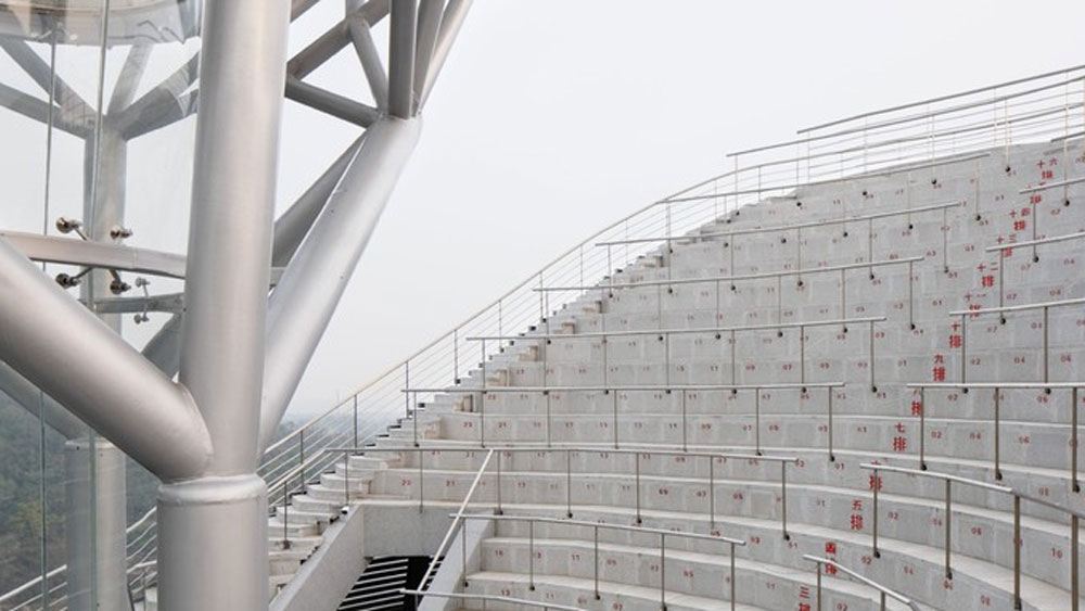 স্টেডিয়ামের ওই গাছ প্রকোষ্ঠের নীচে টারবাইন থাকে। তাই দর্শকরা টারবাইন দেখতে পাবেন না। তবে তার ভয়ঙ্কর শব্দ তাঁদের কানে পৌঁছয়।