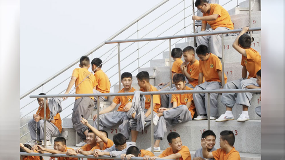 গাছের আকার বিশিষ্ট প্রকোষ্ঠ ছাড়া চারপাশটিই স্টেডিয়াম। সেখানে বসে বৌদ্ধ সন্ন্যাসীদের আকাশে ওড়ার দৃশ্য দেখতে পারেন দর্শক।