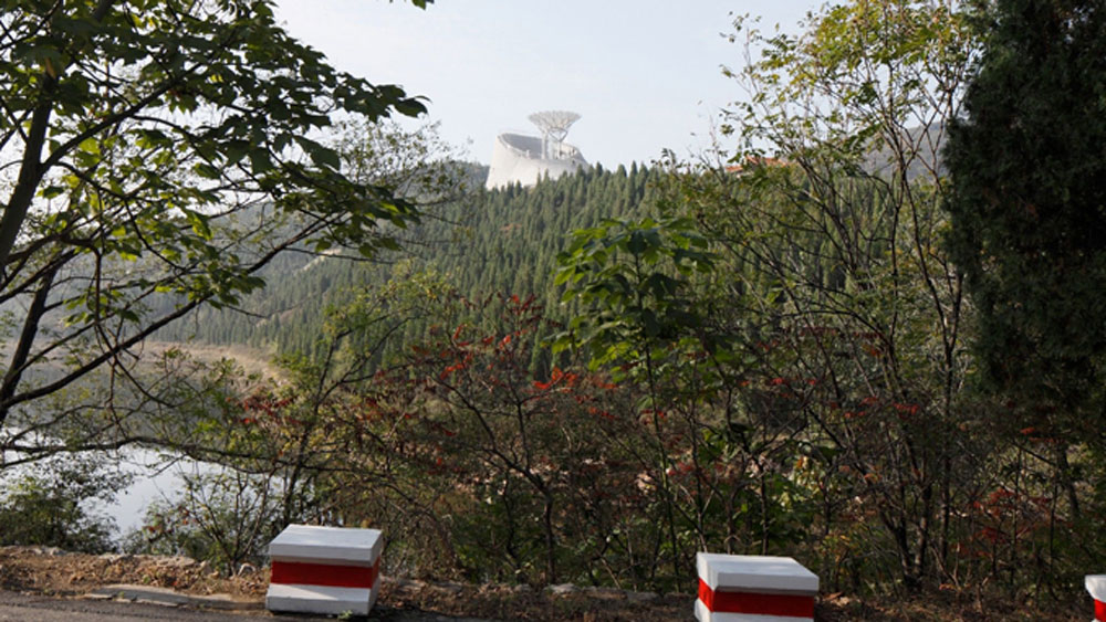 প্রেক্ষাগৃহটি একেবারে খোলা আকাশের নীচে। যার মাঝখানে গাছের মতো আকার বিশিষ্ট একটি কাচ এবং স্টিল দিয়ে ঘেরা প্রকোষ্ঠ রয়েছে। এই প্রকোষ্ঠের মধ্যেই টারবাইন ঘুরিয়ে গতিতে হাওয়া তৈরি করা হয়।