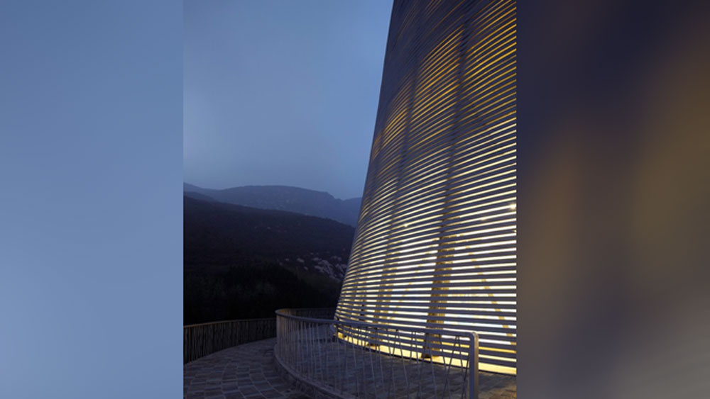 শাওলিন ফ্লাইং মঙ্ক থিয়েটারটির নকশা করা হয়েছে উন্নত প্রযুক্তির সাহায্যে। প্রেক্ষাগৃহের আকারটাই পাহাড়ঘেরা গাছের মতো।