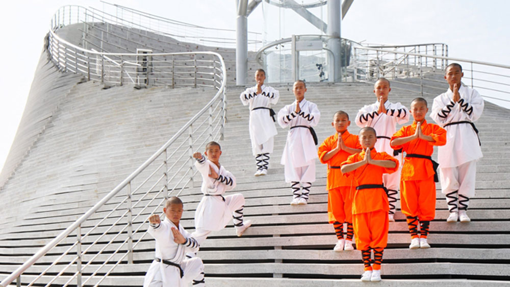 সবটাই আসলে বিজ্ঞান ও প্রযুক্তির খেলা। ওই অত্যাধুনিক বৌদ্ধমঠে উড়ন্ত বৌদ্ধ সন্ন্যাসীদের দেখার জন্য আলাদা প্রেক্ষাগৃহ রয়েছে। নাম শাওলিন ফ্লাইং মঙ্ক থিয়েটার।