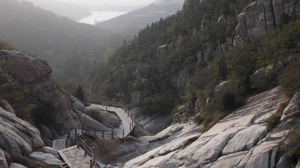 এখানেই বৌদ্ধ সন্ন্যাসীরা মঠের উপরে আকাশে ‘ওড়েন’! নিজের চোখে সেই দৃশ্য দেখার সুযোগও রযেছে মঠে। যা চাক্ষুষ করতে প্রচুর পর্যটক ভিড় জমান সেখানে।
