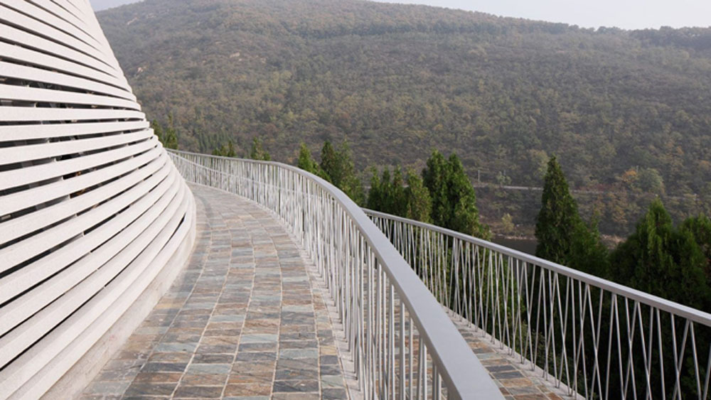 চিনের হেনান প্রদেশের সংস্যাং পাহাড়ের মাথায় রয়েছে গাছে ঘেরা এক বৌদ্ধমঠ। নাম শাওলিন বৌদ্ধমঠ। কুংফুর শিক্ষাকেন্দ্র হিসাবে এই মঠ অত্যন্ত জনপ্রিয়।