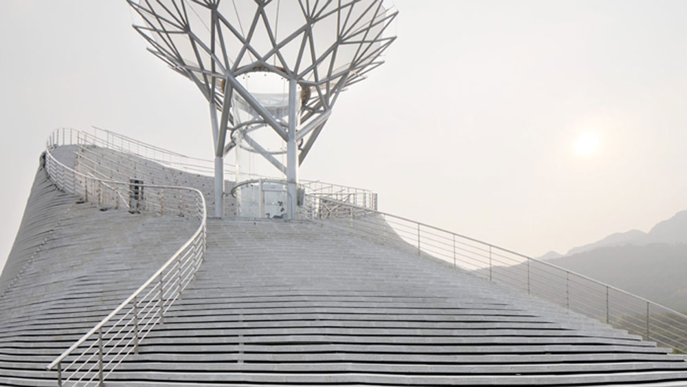 টিভির পর্দায় কুংফু মাস্টারদের উড়তে দেখা যায়। কিন্তু সত্যিই কি কুংফু-তে অভিজ্ঞরা উড়তে পারেন? হ্যাঁ। শাওলিনের এক বৌদ্ধমঠে সত্যিই ‘উড়তে’ পারেন বৌদ্ধ সন্ন্যাসীরা।