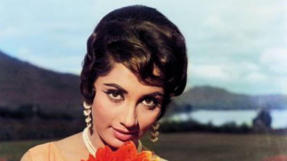 পরিবারে অভিনয়ের আবহ ছিলই। তিন ও চার দশকের জনপ্রিয় অভিনেত্রী সাধনা বসুর নামে মেয়ের নামকরণ করেছিলেন সাধনার বাবা মা। তখন অবশ্য তাঁরা স্বপ্নেও ভাবেননি ভবিষ্যতে এই শিশুও শাসন করবে বলিউড।